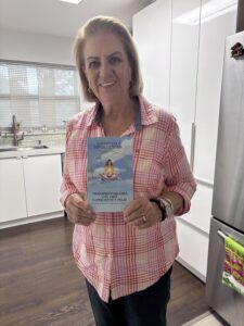 Este libro me sorprendió gratamente. No solo ofrece herramientas prácticas para cultivar la gratitud y el mindfulness en el día a día, sino que lo hace de una forma clara, accesible y profundamente inspiradora